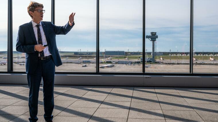 Flughafenchef Engelbert Lütke Daldrup gestikuliert auf der Besucherterrasse des neuen Flughafen Berlin Brandenburg (BER). Foto: dpa