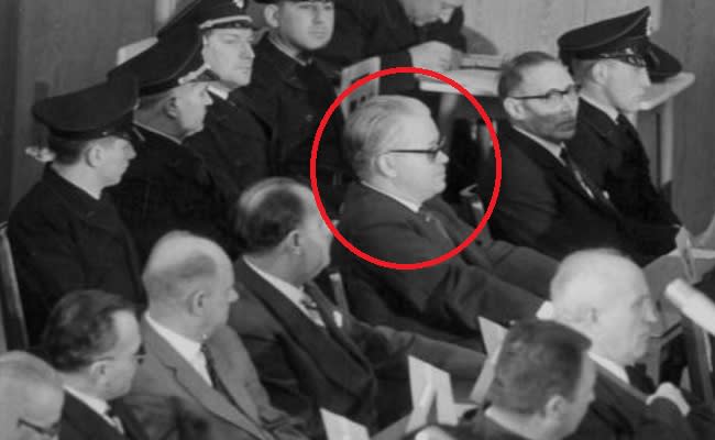 Victor Capesius, en el círculo, durante el juicio celebrado entre 1963-1965 (imagen vía gettyimages)