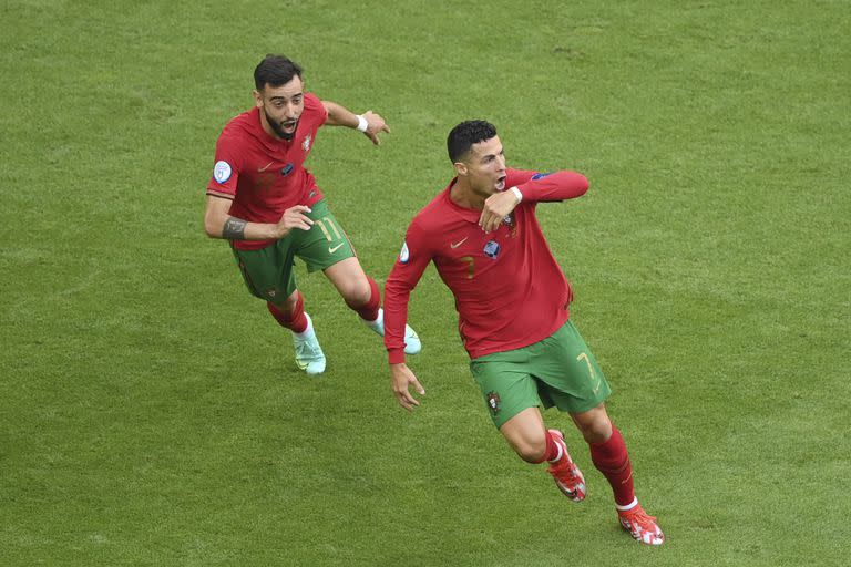 Bruno Fernandes y Cristiano Ronaldo, dos de las principales figuras de la selección de Portugal