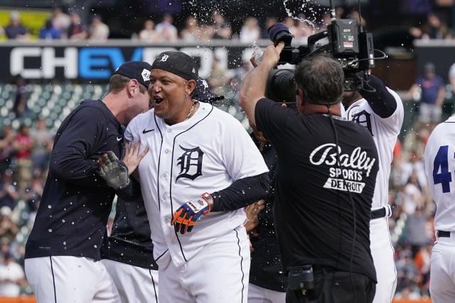 Tigers rally from 5 down, Cabrera walks off Giants in 11th - The San Diego  Union-Tribune