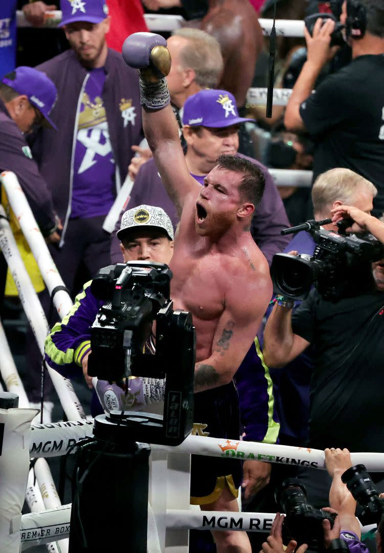 Canelo Álvarez celebra su triunfo