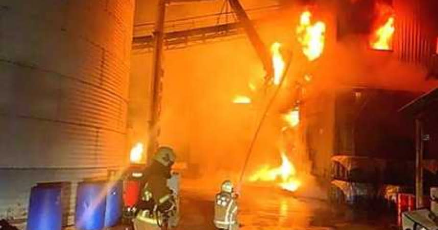 台南市仁德區1家果糖工廠今日凌晨4時許發生火警，火勢猛烈，消防局獲報立即前往救援，1個半小時撲滅火勢，無人傷亡。（圖／翻攝畫面）