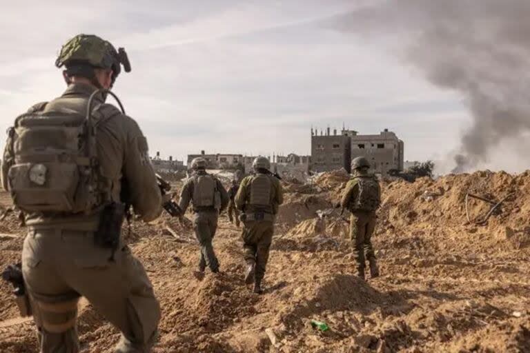 Soldados israelíes caminando en el centro de la Franja de Gaza el 8 de enero. Crédito... Avishag Shaar-Yashuv para The New York Times