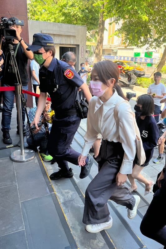 新竹市長高虹安（右）被控違反著作權法，12日前往台北地方法院出庭。（中央社）