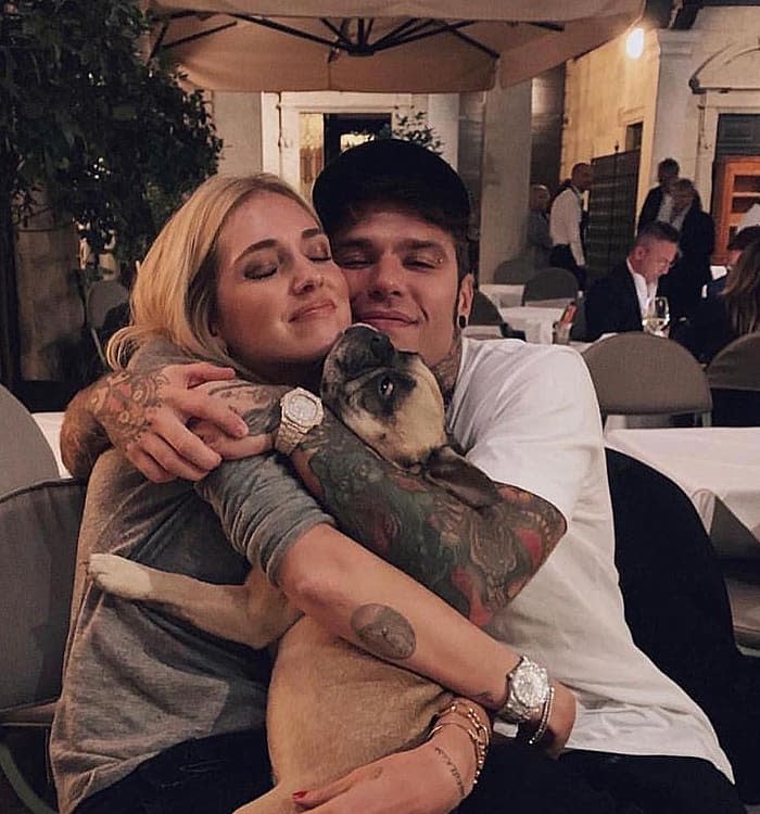 Chiara Ferragni y Fedez con su perrita Matilda 