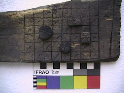 Tablero de juego hallado en las excavaciones arqueológicas en la península Byers, Isla Livingston, Shetland del Sur, Antártida. Author provided