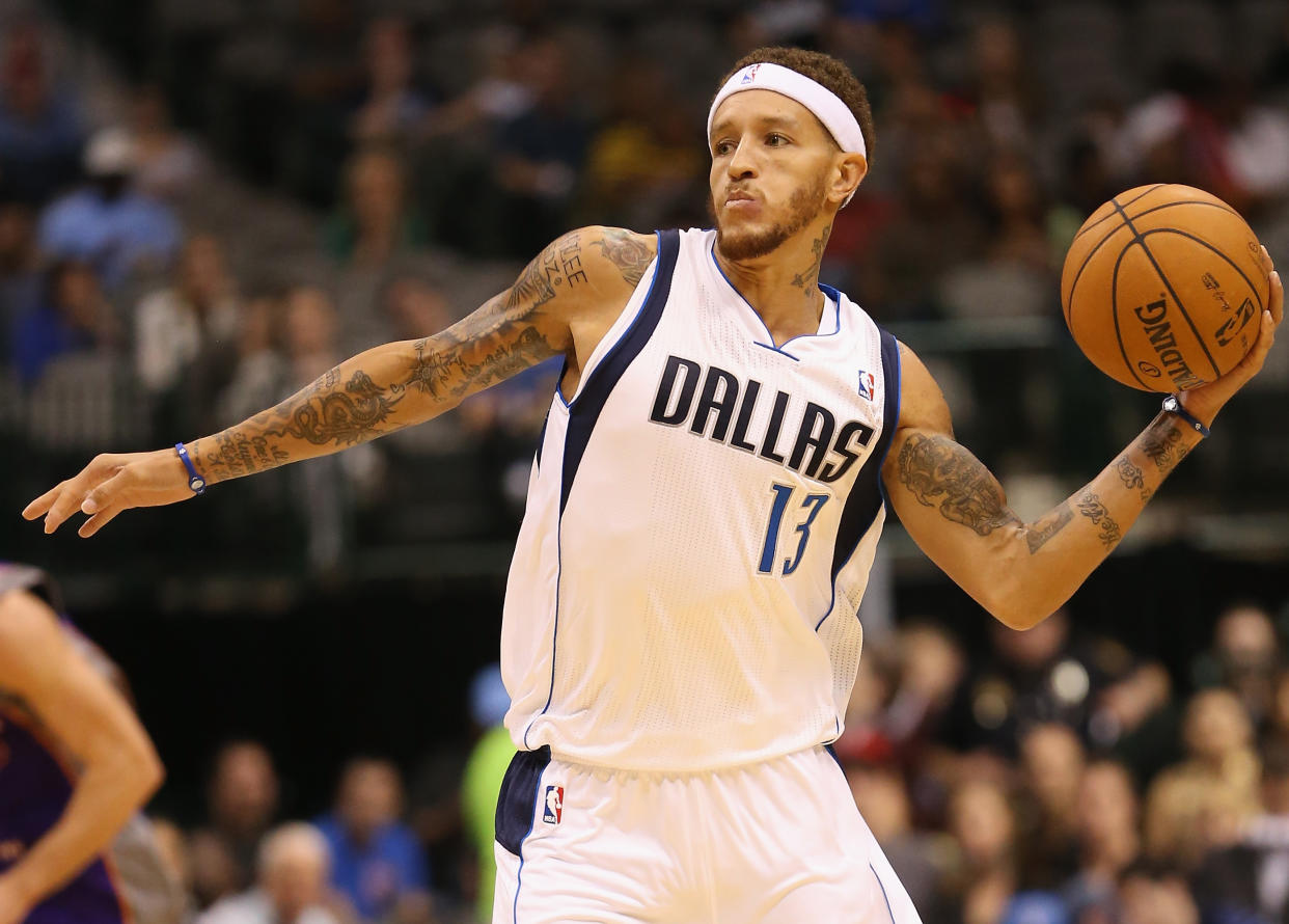 Delonte West on the court with the Mavericks.