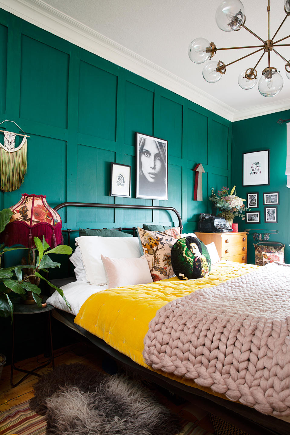 Choose contrasting colors for vibrant bedroom ideas