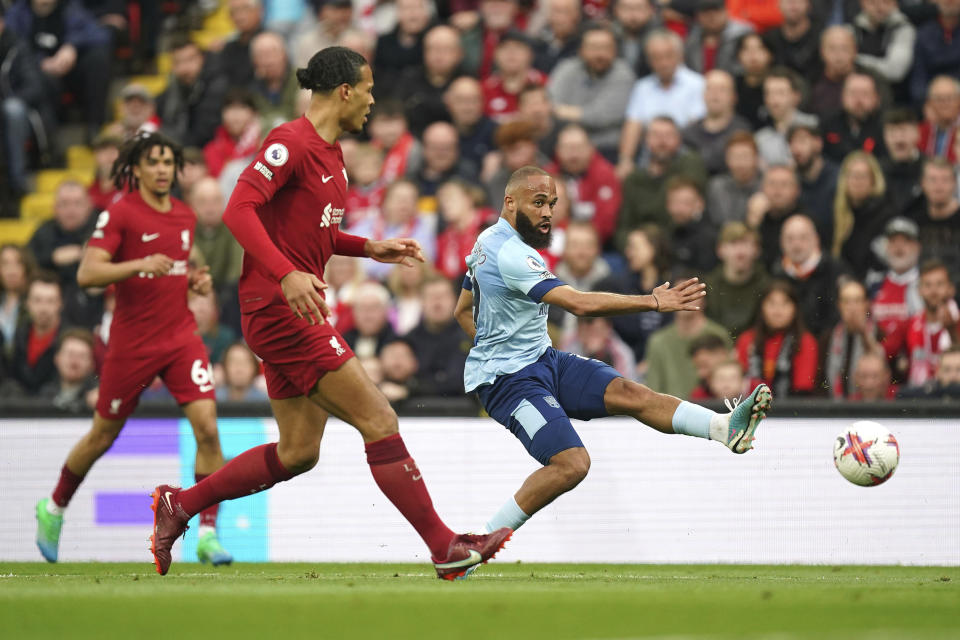 Bryan Mbeumo del Brentford intenta pasar el balón frente a jugadores del Liverpool en el encuentro de la Liga Premier del sábado 6 de mayo del 2023. (Mike Egerton/PA via AP)