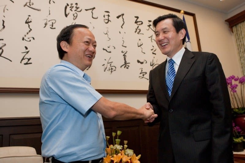 2009年五月，前總統馬英九接見時任衛生署長的葉金川，肯定他在世衛大會的表現。（總統府網站）