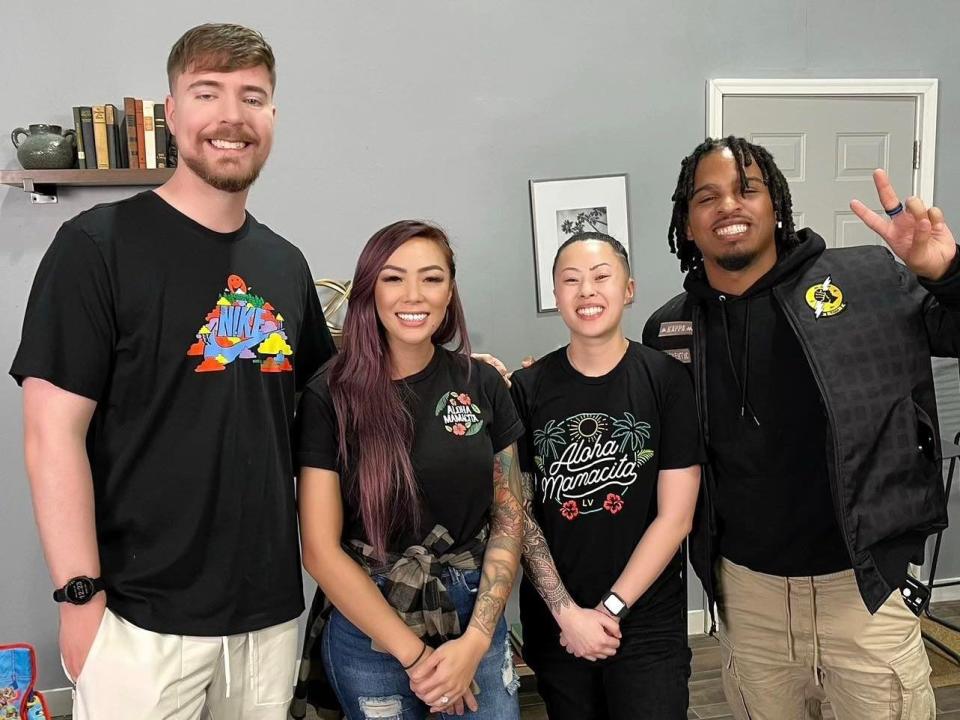 A picture of MrBeast and Keith Lee with Kimberly and Andrea from Aloha Mamacita.