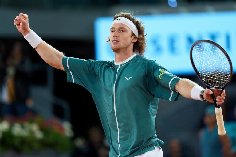 Andrey Rublev sacó al defensor del título en el Masters 1000 de Madrid: victoria en tres sets frente a Carlos Alcaraz