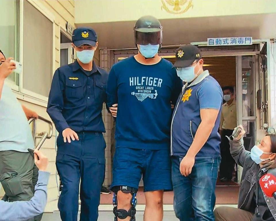 劉殷瑋自稱右腿受傷，被捕時還戴著護具。（東森新聞提供）