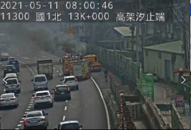 火燒車造成車流回堵。（圖／翻攝國道即時影像）