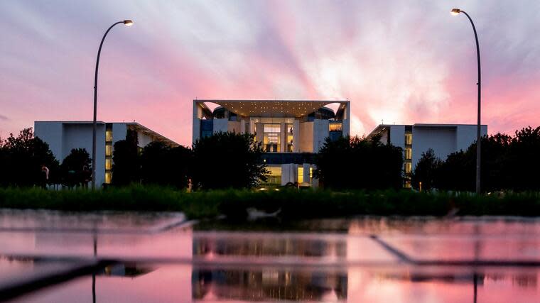 Das Bundeskanzleramt ist in der Abenddämmerung zu sehen. Foto: dpa