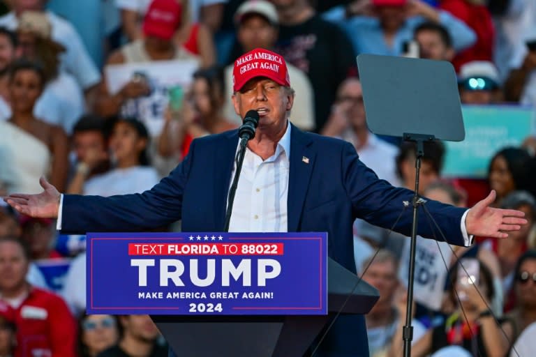 El expresidente de EEUU y candidato republicano a la presidencia, Donald Trump, gesticula mientras habla durante un mitin en Doral, Florida, el 9 de julio de 2024 (Giorgio Viera)