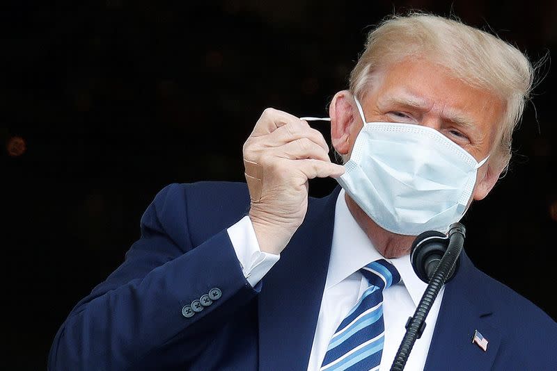 El presidente de Estados Unidos, Donald Trump, se dirige a sus partidarios desde un balcón en la Casa Blanca. October 10, 2020. REUTERS/Tom Brenner