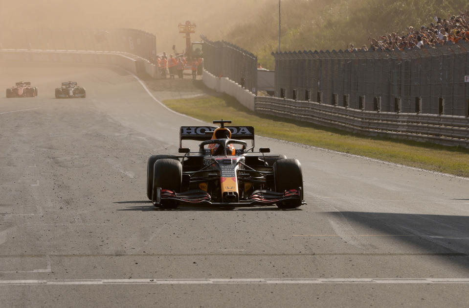 El holandés Max Verstappen, de Red Bull, festeja luego de ganar el Gran Premio de Holanda de la Fórmula Uno, en el circuito de Zandvoort, Holanda, el domingo 5 de septiembre de 2021. (AP Foto/Francisco Seco)