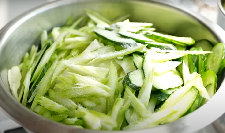 蔬菜加入鹽巴，稍微用手混合均勻，靜置30分鐘。