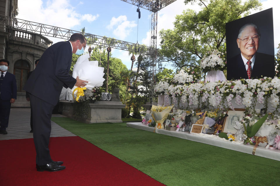 U.S. Health and Human Services Secretary Alex Azar places flowers at a memorial for former Taiwanese President Lee Teng-hui in Taipei, Taiwan, Wednesday, Aug. 12, 2020. Wednesday is the last day of Azar's schedule during the highest-level visit by an American Cabinet official since the break in formal diplomatic ties between Washington and Taipei in 1979. (Wang Teng-yi/Pool Photo via AP)