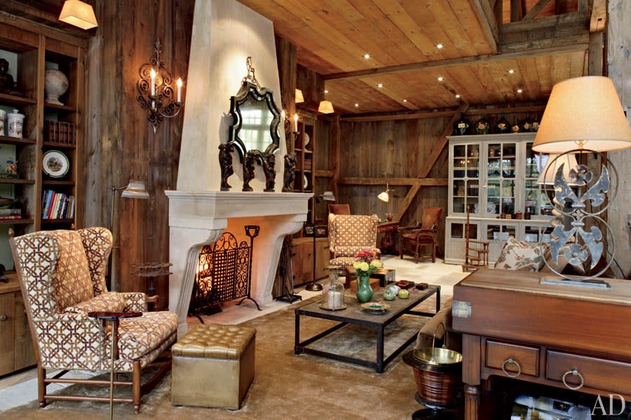 A Living Room That Blends Rustic and Traditional Style