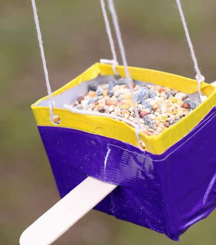 <p><a href="https://www.honestlymodern.com/fun-and-easy-diy-bird-feeder-project-for-kids/" data-component="link" data-source="inlineLink" data-type="externalLink" data-ordinal="1" rel="nofollow">Honestly Modern</a></p>