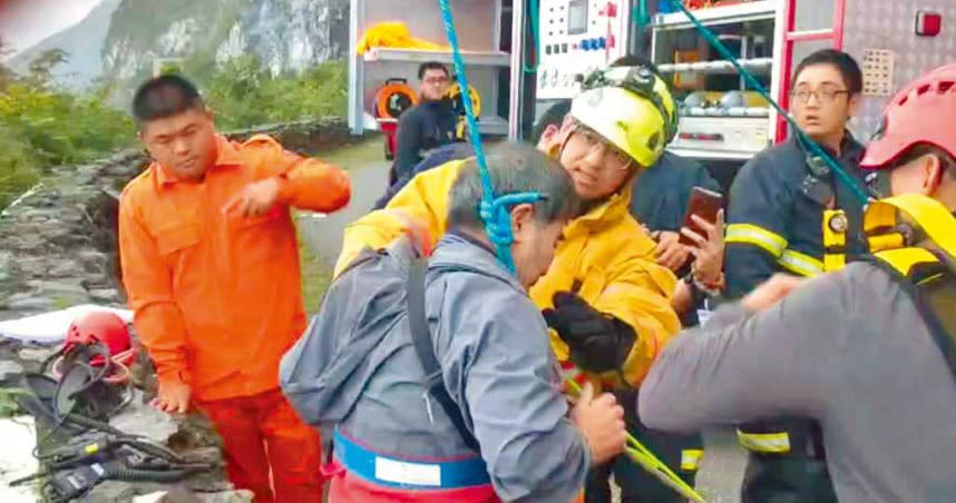 姓男子拍照時不慎墜落山谷，抓住樹枝保住一命，直到消防人員將他吊起救出。（圖／花蓮消防局提供）