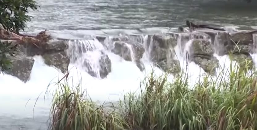 當時天候不佳，溪水在瞬間就暴漲，造成6人落水1人獲救。（圖／東森新聞）