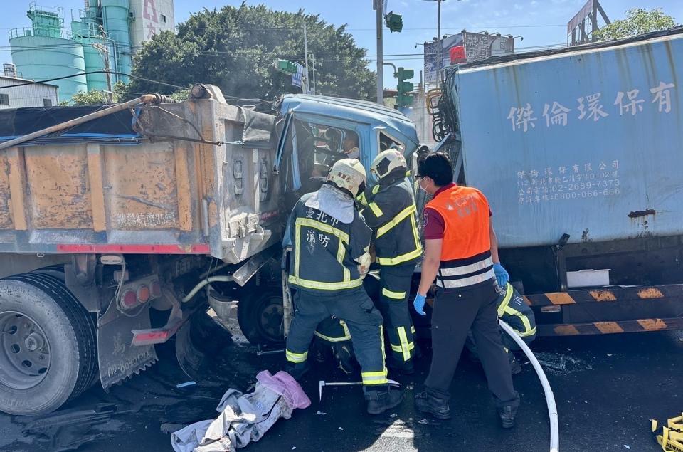 台北市環河北路接近洲美快速道路發生一起嚴重車禍。（圖／翻攝畫面）