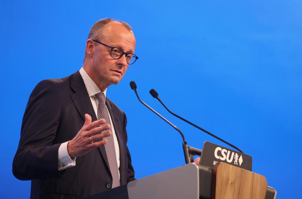 Der CDU-Vorsitzende Friedrich Merz bei seiner Rede auf dem Parteitag der Schwesterpartei CSU in Augsburg.  - Copyright: picture alliance/dpa | Karl-Josef Hildenbrand