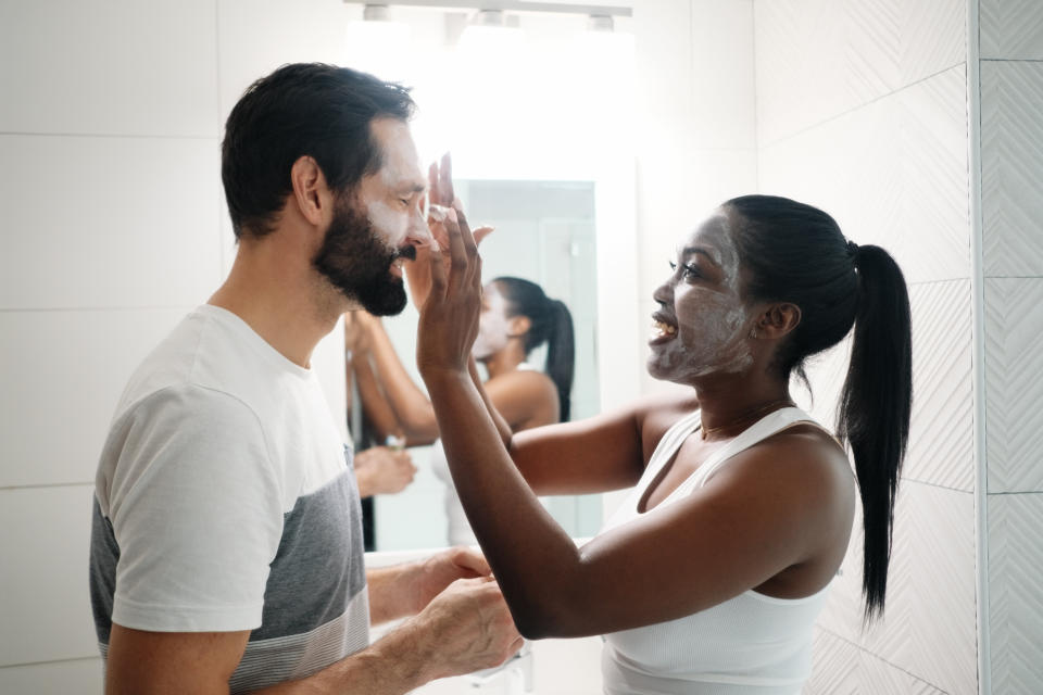 Brush away your old beauty products with these monthly makeup and beauty subscription services. (Photo: diego_cervo via Getty Images)