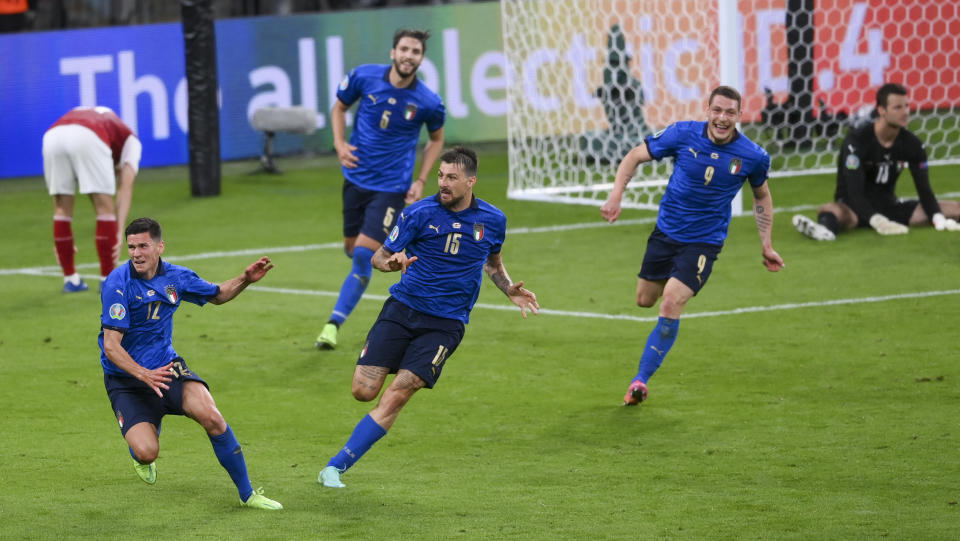 Matteo Pessina de Italia celebra tras anotar el segundo gol de su equipo en el encuentro de la ronda de octavos de final de la Eurocopa ante Austria el sábado 26 de junio de 2021. (Laurence Griffiths/Pool Photo via AP)