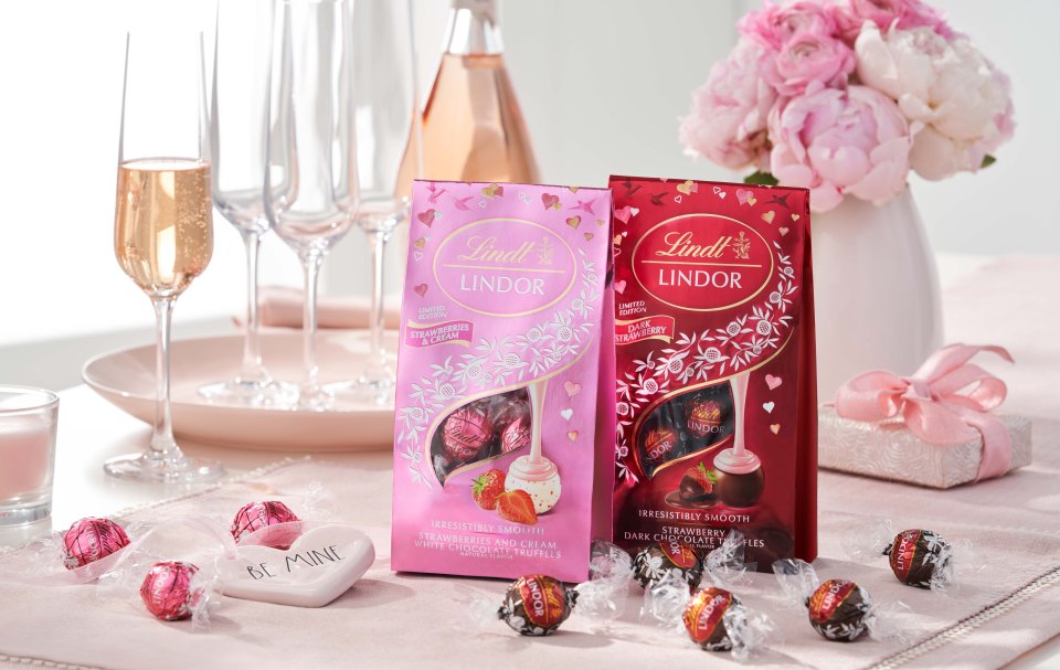 Lindt: LINDOR Strawberry Dark Chocolate Truffles