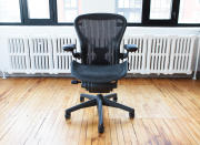 Une chaise de bureau ergonomique pour continuer à télétravailler et soulager le dos, un écran de meilleure qualité, du mobilier... Il a fallu investir pour gagner en confort. Les professionnels du secteur se frottent les mains en voyant leurs ventes bondir.
