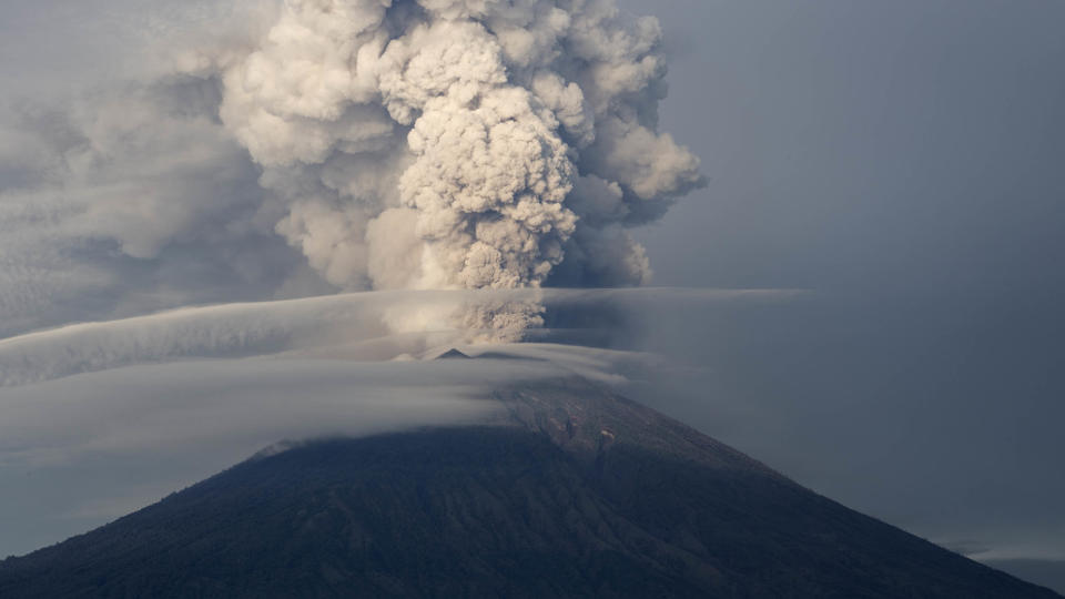 Mount Agung's eruptions have already covered some areas of Bali in ash, and the danger level is at its highest. (Photo: Donal Husni/NurPhoto via Getty Images)