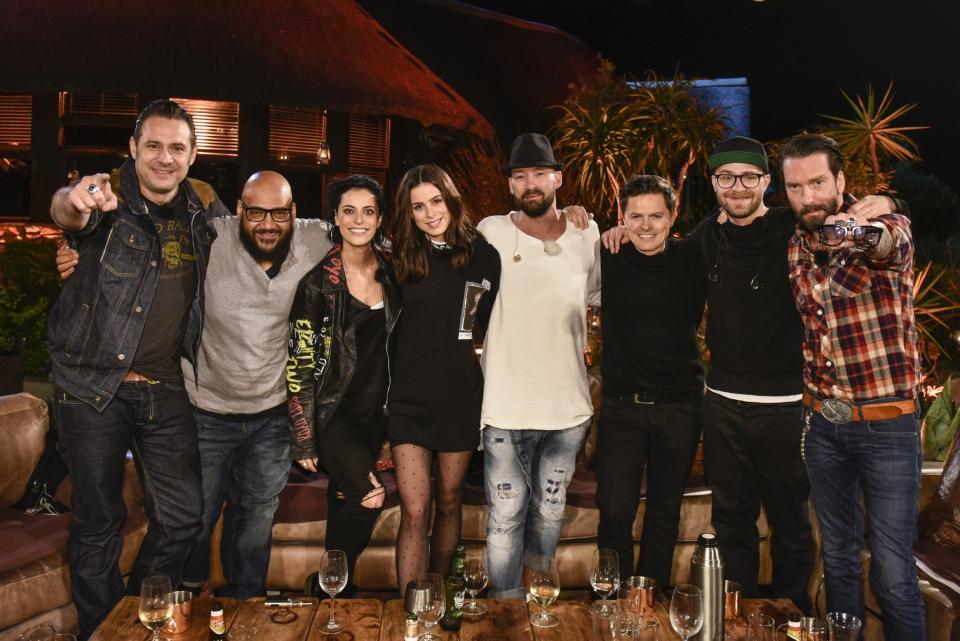 Das „Sing meinen Song“-Team 2017: Alec Völkel (Boss Hoss), Moses Pelham, Stefanie Kloß, Lena Meyer-Landrut, Gentleman, Paddy Kelly, Mark Forster und Sascha Vollmer (The Boss Hoss, v.l.n.r.) (Bild: Vox/Markus Hertrich)