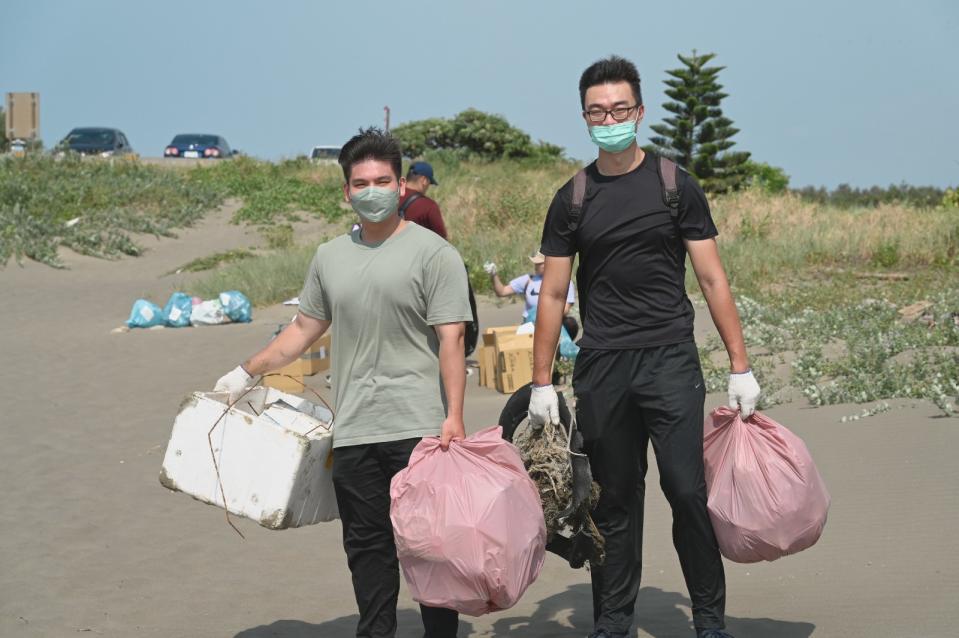 海洋淨灘活動很受青力計畫的志工們歡迎，藉此維護海洋保育。萬海慈善基金會