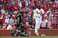 El jugador de los Cardenales de San Luis, el dominicano Marcell Ozuna (23), reacciona tras conectar un jonrón solitario durante el cuarto inning del cuarto juego de la Serie Divisional de la Liga Nacional contra los Bravos de Atlanta, el lunes 7 de octubre de 2019, en San Luis. (AP Foto/Jeff Roberson)