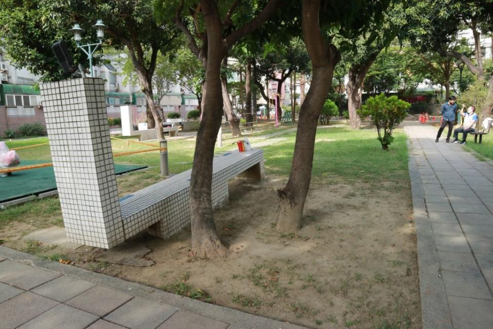 重興綠園內還有當初留下來很突物的水泥石椅，都將一一拆除，還里民綠地。（記者陳俊文攝）