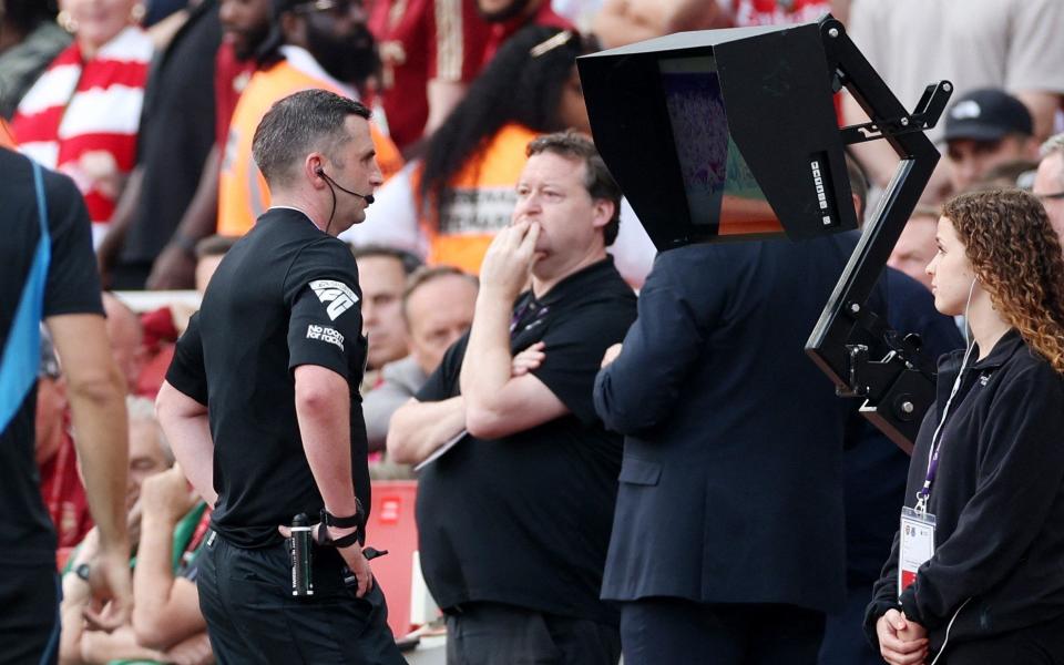 Michael Oliver at the Emirates during Arsenal vs Everton