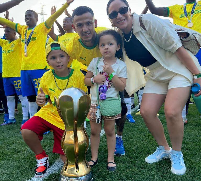 En familia, Junior Mendieta disfruta de la conquista de la Superliga Africana con la camiseta de Sundowns