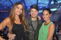 Vergara took a break from dancing to mingle with Jeremy Renner and Olivia Munn. (2/1/13)