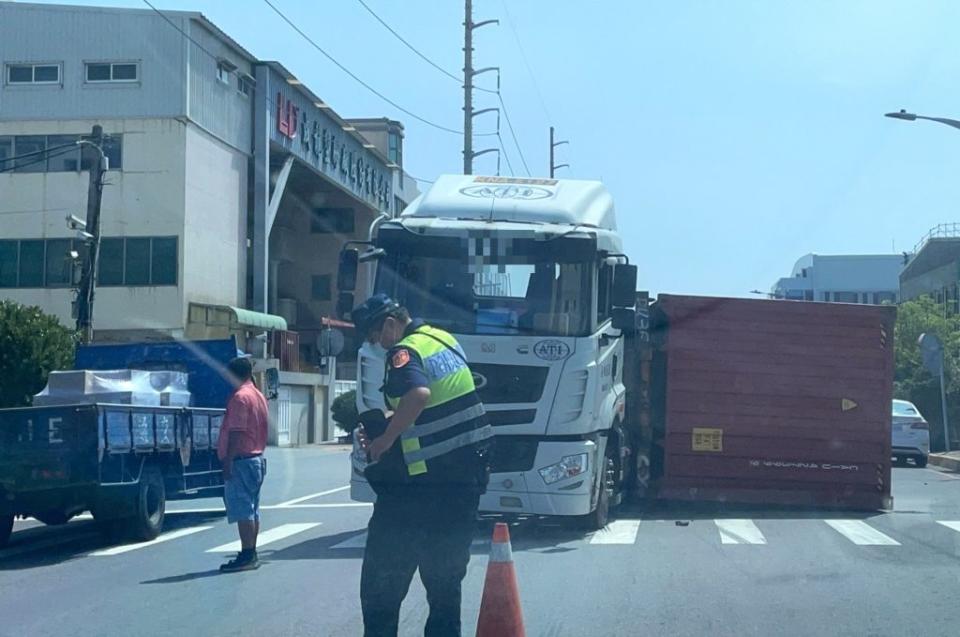 台中港關連工業區昨日發生聯結車轉彎時貨櫃翻覆事故。（記者陳金龍翻攝）