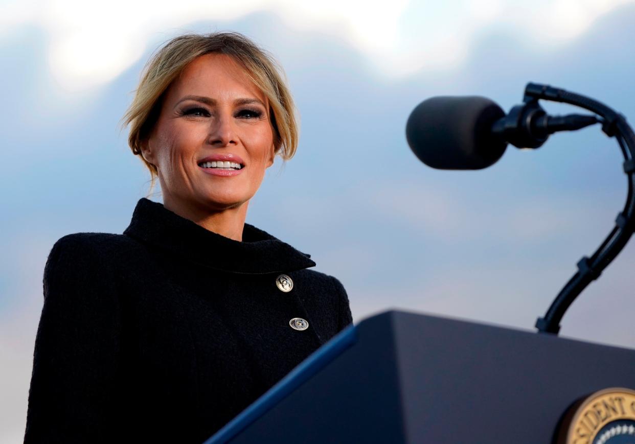 La Primera Dama Melania Trump habla antes de abordar el Air Force One en la base conjunta Andrews en Maryland (AFP via Getty Images)