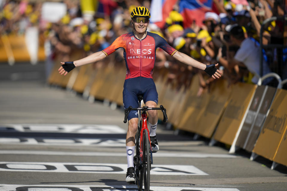 El español Carlos Rodriguez cruza la meta al ganar la 14ma etapa del Tour de Francia en Morzine Les Portes du Soleil, Francia el sábado 15 de julio del 2023. (AP Foto/Daniel Cole)