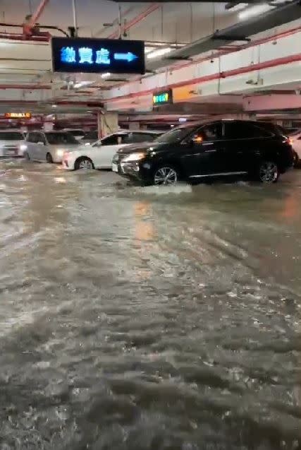 宜大停車場淹成池塘。（圖／翻攝畫面）