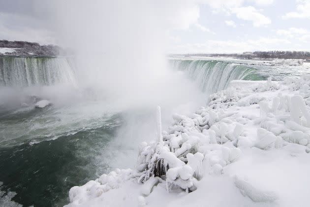 <p>Les chutes du Niagara gelées, mercredi 26 janvier 2022.</p>