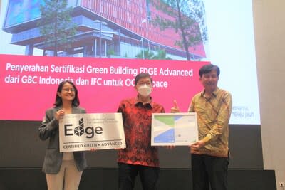 (left-right) Yanu Aryani, EDGE Technical Specialist International Finance Corporation (IFC), Filipus H. Suwarno, Head of Operations & Information Technology, OCBC, dan Iparman Oesman, Organization Secretary Green Building Council (GBC) Indonesia