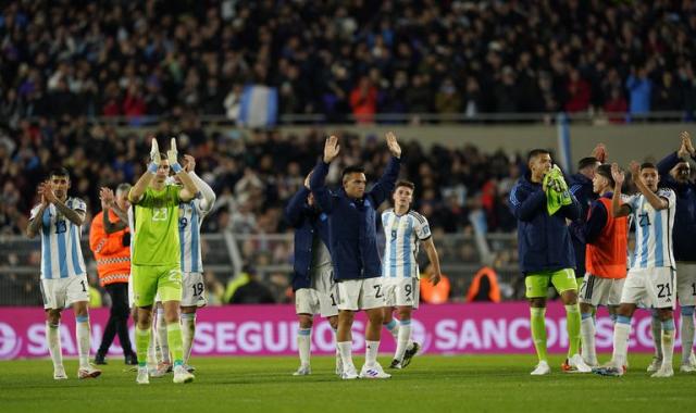 Lionel Messi compartió una foto con sus compañeros y el Dibu Martínez se  llevó todas las miradas por un detalle