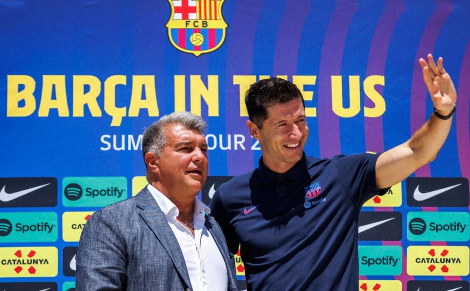 Robert Lewandowski saluda en su presentación como jugador del Barcelona en la conferencia de prensa celebrada el 20 de julio de 2022 en Fort Lauderdale, Florida. A su lado el presidente del equipo azulgrana Joan Laporta.